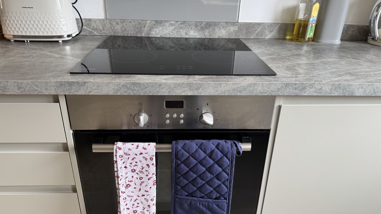 Private entrance to annex apartment in Three Bridges Crawley